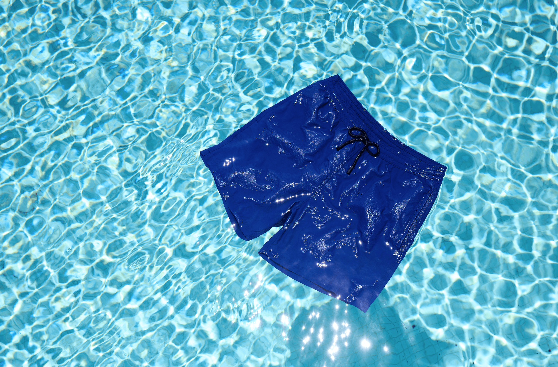 Badehose schwimmt im Wasser