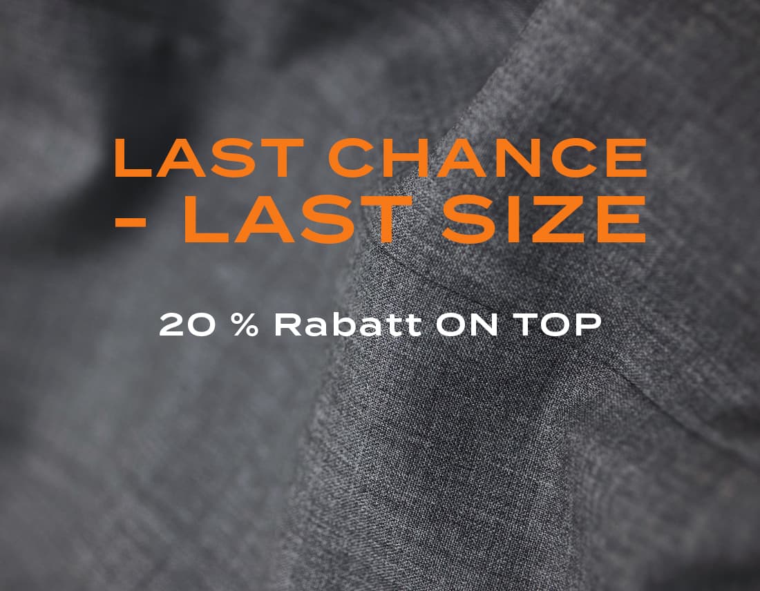 Banner mit der Aufschrift ‚Last Chance – Last Size‘ und Hinweis auf 20 % zusätzlichen Rabatt auf reduzierte Last-Chance-Artikel vor grauem Stoffhintergrund.